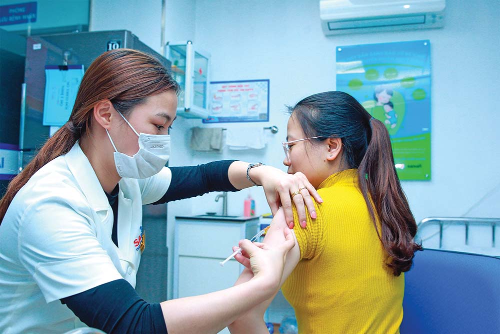Tình trạng thiếu vắc-xin tiêm chủng đã buộc không ít người phải tiêm dịch vụ với chi phí đắt đỏ