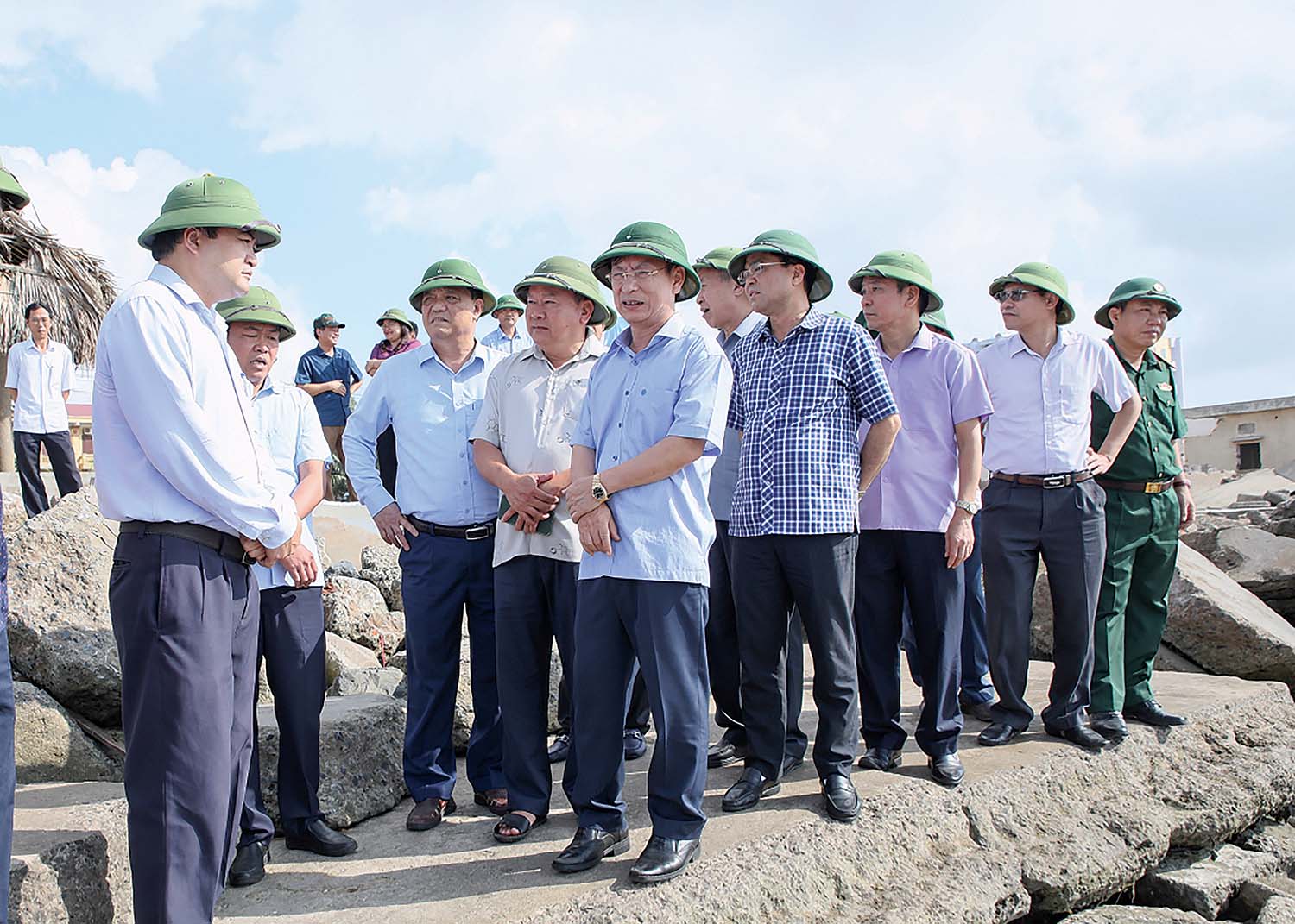 Chủ tịch UBND tỉnh Nam Định, ông Phạm Đình Nghị cùng lãnh đạo tỉnh, các sở, ban, ngành kiểm tra đê kè biển và công tác phòng chống thiên tai tại thị trấn Thịnh Long huyện Hải Hậu