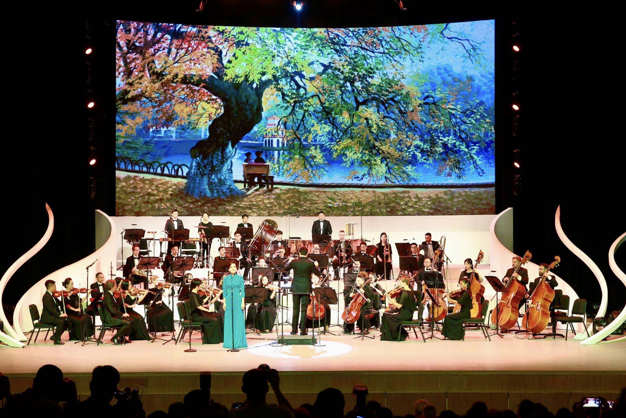 Buổi diễn đầu tiên tại Nhà hát Hồ Gươm được tổ chức vào sáng ngày 9/7