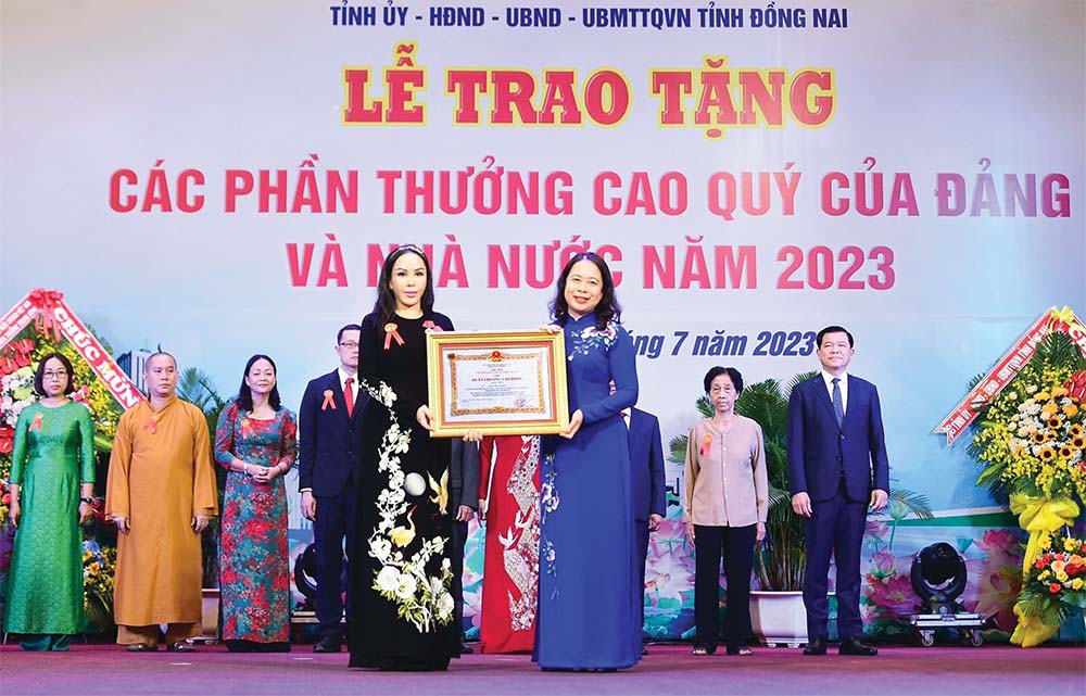 Phó chủ tịch nước Võ Thị Ánh Xuân trao Huân chương Lao động hạng Nhất cho bà Lê Nữ Thùy Dương, Phó chủ tịch Tập đoàn KN Holdings