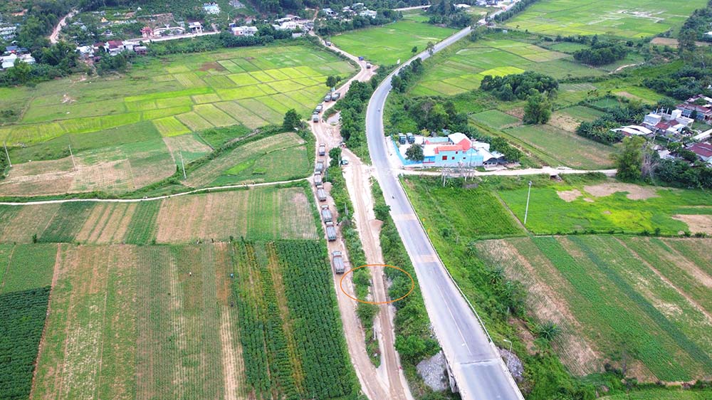 Sau khi “ăn” no cát (tại mỏ cát thôn Ngọc Kinh Đông, xã Đại Hồng, huyện Đại Lộc, tỉnh Quảng Nam), khi quay về, đoàn xe “né” trạm cân và camera (khoanh đỏ)