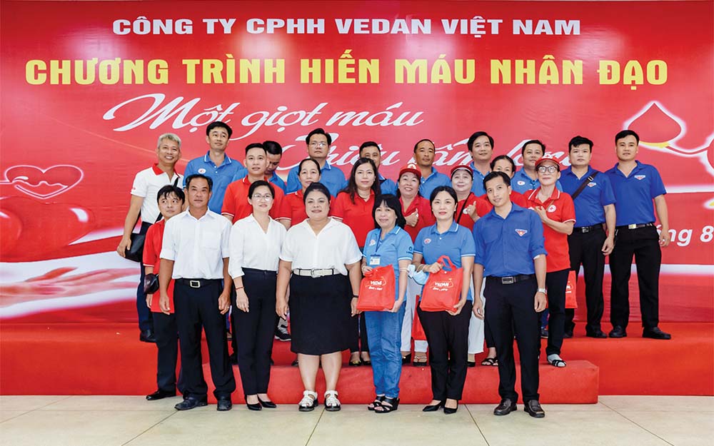 Cán bộ, công nhân viên Vedan Việt Nam chụp ảnh lưu niệm với các cán bộ Hội Chữ thập đỏ và y, bác sỹ Bệnh viện Chợ Rẫy TP.HCM 