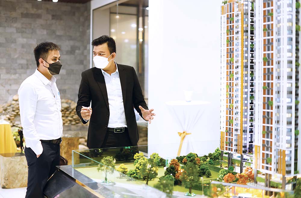 Khách hàng tìm hiểu thông tin Dự án căn hộ tại TP.HCM