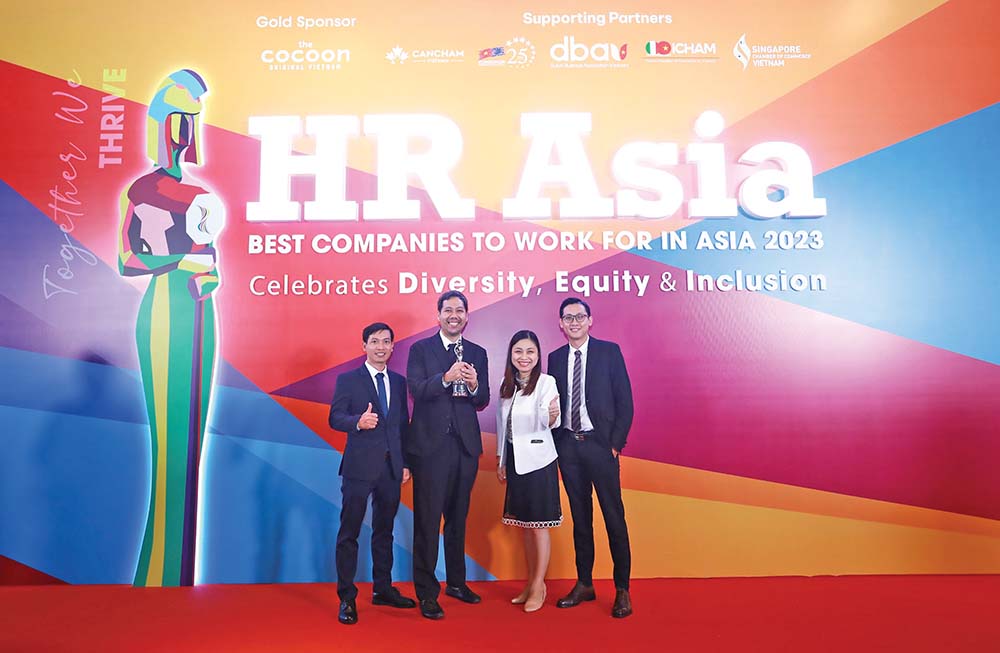 Ông Andreas Pradhana, Tổng giám đốc Shell Việt Nam, nhận Giải thưởng HR Asia cho hạng mục Nơi làm việc tốt nhất châu Á năm 2023