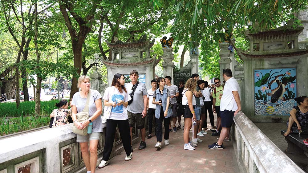 Năm 2023, Việt Nam đón 12,5 triệu lượt khách du lịch quốc tế. Trong ảnh: Khách quốc tế thăm Đền Ngọc Sơn (Hà Nội)  	Ảnh: Hồ Hạ