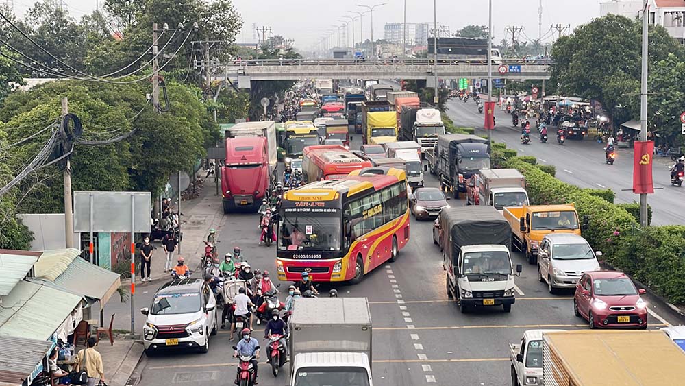 Càng gần Tết, tình hình hoạt động kinh doanh vận tải hành khách càng phức tạp