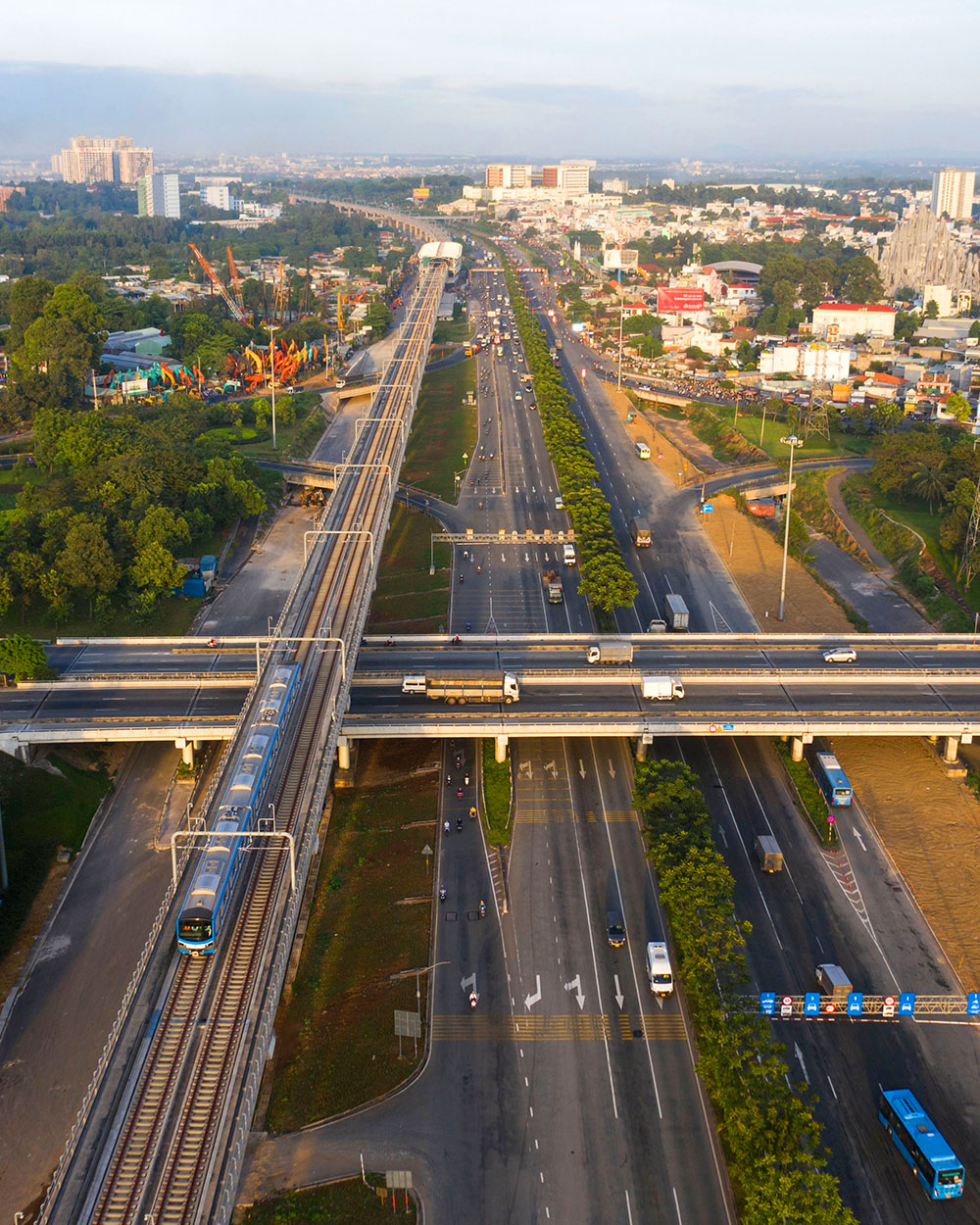 Là Dự án đường sắt đô thị đầu tiên ở TP.HCM, tuyến Metro số 1 (đoạn Bến Thành - Suối Tiên) sẽ được đưa vào hoạt động trong năm 2024. Dự án có tổng mức đầu tư hơn 43.700 tỷ đồng, dài gần 20 km. Sau tuyến này, tuyến Metro số 2 (đoạn Bến Thành - Tham Lương) đang được TP.HCM giải phóng mặt bằng, di dời hạ tầng kỹ thuật  để khởi công các gói thầu chính vào năm 2025.