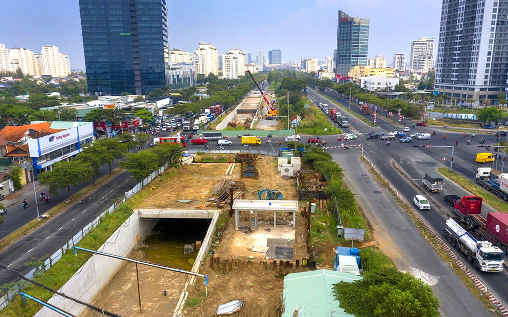 TP.HCM vừa thông báo đóng nút giao Nguyễn Văn Linh - Nguyễn Hữu Thọ trong 240 ngày để phục vụ thi công hầm chui HC1 và đốt hầm kín K1T÷K3T hầm chui HC2. Công trình thuộc Dự án hầm chui nút giao Nguyễn Văn Linh - Nguyễn Hữu Thọ có tổng vốn đầu tư giai đoạn I là 830 tỷ đồng, dự kiến hoàn thành trong năm 2024.