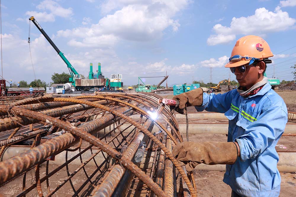 Tổng công ty Đầu tư phát triển đường cao tốc Việt Nam (VEC) đang dồn toàn bộ nguồn lực, thi công 3 ca 4 kíp nhằm hoàn thành kịp tiến độ Dự án cao tốc Bến Lức - Long Thành đoạn qua TP.HCM.