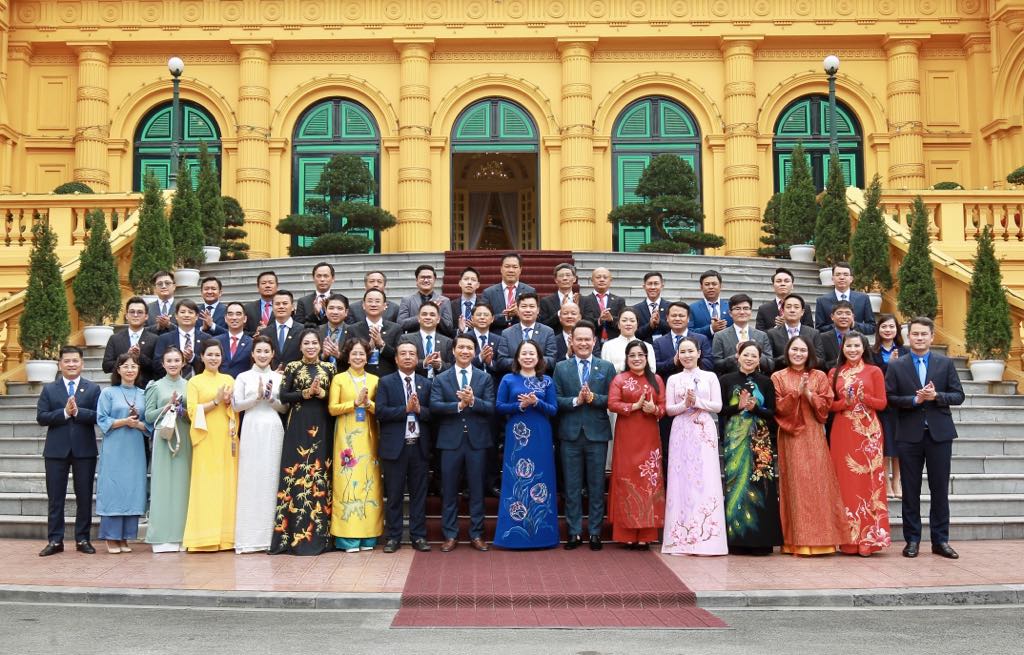  Quyền Chủ tịch nước Võ Thị Ánh Xuân chụp ảnh lưu niệm cùng các đại biểu Hội Doanh nhân trẻ Việt Nam 