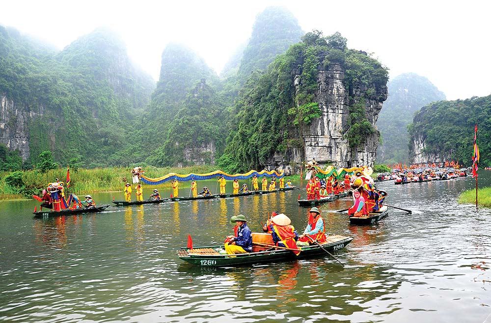 Lễ hội Tràng An là một trong những lễ hội truyền thống độc đáo của Ninh Bình, diễn ra trong không gian của những thung nước trong xanh