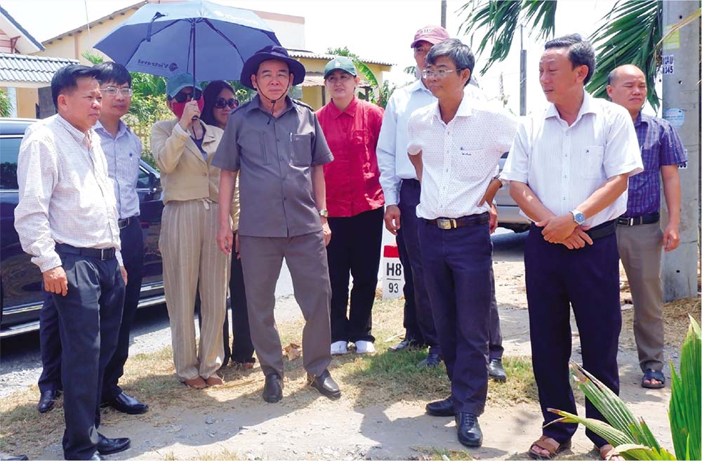 Ông Trần Ngọc Tam, Chủ tịch UBND tỉnh Bến Tre (thứ 3 từ phải sang) cùng các nhà đầu tư  tham quan, khảo sát và định hướng đầu tư vào các huyện ven biển Bến Tre