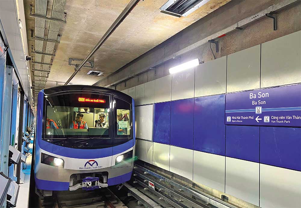 Tuyến Metro số 1 và không gian ngầm đầu tiên ở TP.HCM: Trong ảnh là tuyến Metro số 1 chạy trong nhà ga ngầm Ba Son.  Bên dưới quảng trường Quách Thị Trang, quận 1 đang dần hình thành một khu phố ngầm trải dài 2,5 km qua Nhà hát thành phố đến cảng Ba Son. Từ đây, không gian ngầm của TP.HCM sẽ dần được mở rộng theo các tuyến tàu điện (metro) và các công trình khác trong tương lai. Theo Ban Quản lý đường sắt đô thị TP.HCM, việc xây dựng các đoạn ngầm và nhà ga ngầm đã hoàn thành. Trong đó, nhà ga trung tâm Bến Thành - nơi giao nhau của 4 tuyến metro 1, 2, 3A và 4, có quy mô như một tòa nhà 4 tầng, dài 236 m, rộng 60 m, nằm ở độ sâu 32 m. Dự kiến, tuyến metro số 1 Bến Thành - Suối Tiên sẽ được khai thác thương mại vào tháng 7/2024.