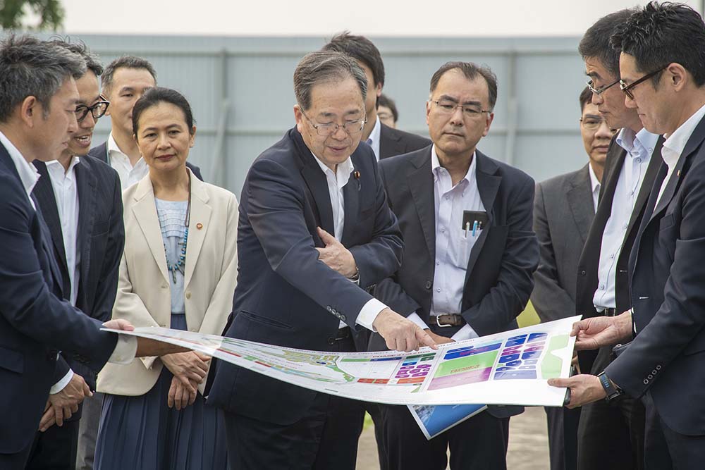 Ông Tetsuo Saito (giữa) thăm quan thực địa Dự án Thành phố Thông minh Bắc Hà Nội