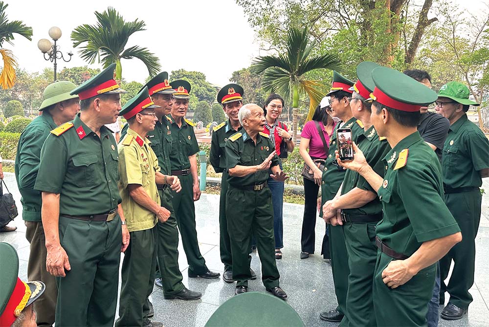 Ông Dương Chí Kỳ nói chuyện với các chiến sĩ thế hệ sau