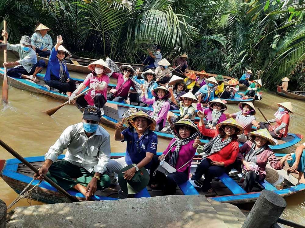 Du khách hào hứng trải nghiệm tour du lịch sinh thái trên sông nước cù lao Bến Tre