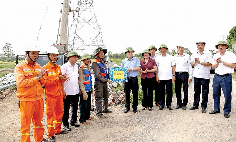 Ủy viên Trung ương Đảng, Bí thư Tỉnh ủy Ngô Đông Hải cùng lãnh đạo tỉnh Thái Bình, lãnh đạo huyện Vũ Thư tặng quà cho công nhân trên công trường đường điện 500 kV xã Song Lãng