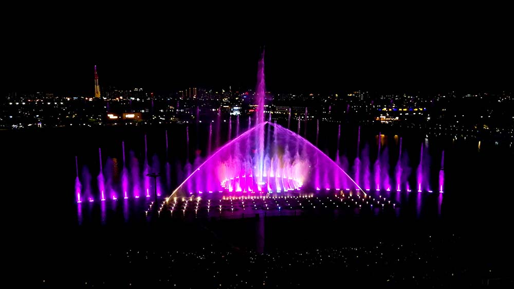 Chương trình nhạc nước hiện đại Van Phuc Water Show tại quảng trường Diamond Van Phuc City