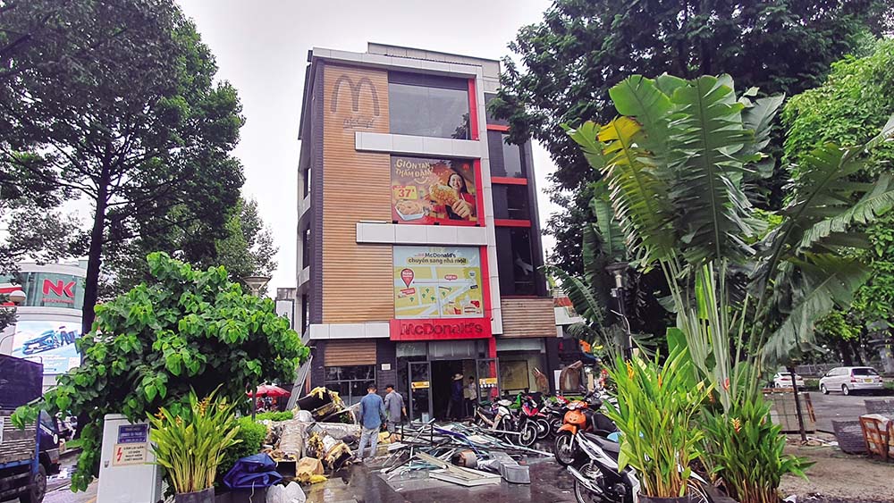 McDonald's gặp khó khi kinh doanh tại thị trường Việt Nam. Trong ảnh: Cửa hàng McDonald's Bến Thành đang tháo dỡ, trả lại mặt bằng (Ảnh: Lê Toàn)