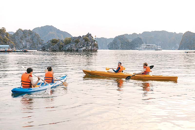 Khách du lịch trải nghiệm trên Vịnh Lan Hạ, Hải Phòng