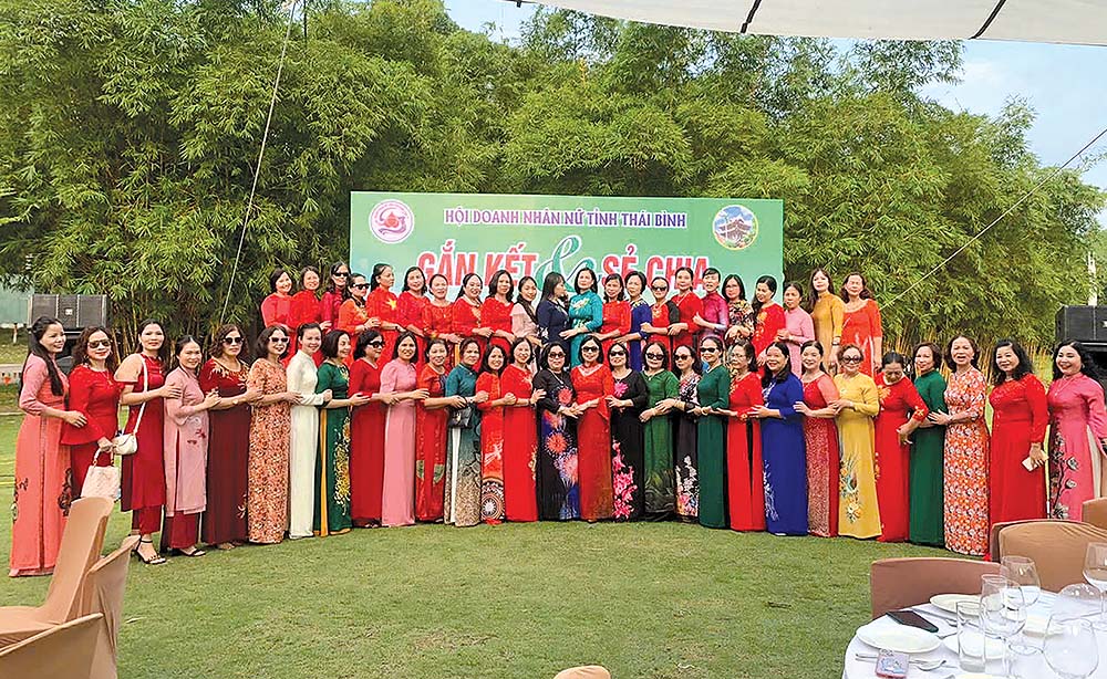 nữ doanh nhân Hoàng Thị Hồng, Chủ tịch HĐQT, kiêm Tổng giám đốc Công ty cổ phần Du lịch và Thương mại Hải Bình, Chủ tịch Hội doanh nhân nữ Thái Bình.