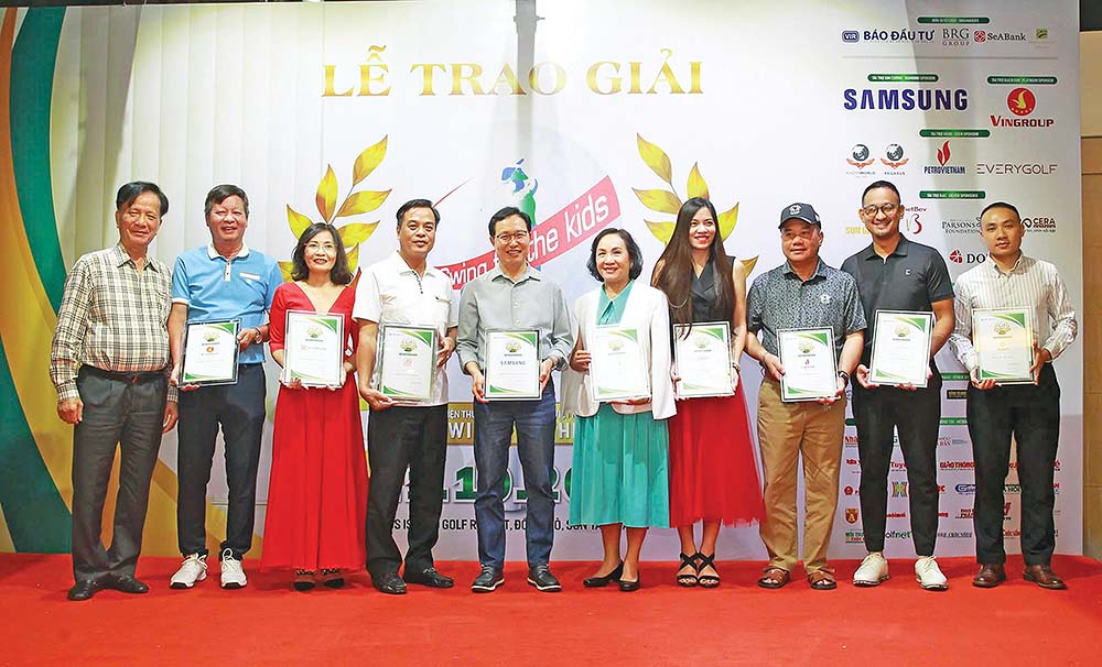 Ông Võ Hồng Phúc (thứ nhất, từ trái sang), nguyên Bộ trưởng Bộ Kế hoạch và Đầu tư, Chủ tịch Giải golf từ thiện thường niên Vì trẻ em Việt Nam trao Kỷ niệm chương cho đại diện các doanh nghiệp là nhà đồng tổ chức và tài trợ cho Giải golf (năm 2023) (Ảnh: Chí Cường)