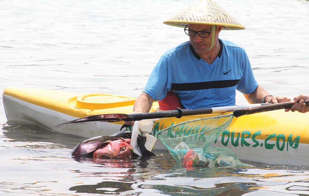 Du khách nước ngoài trải nghiệm tour du lịch dọn sạch bãi biển tại Vân Đồn (Quảng Ninh) (Ảnh: AEEC) 