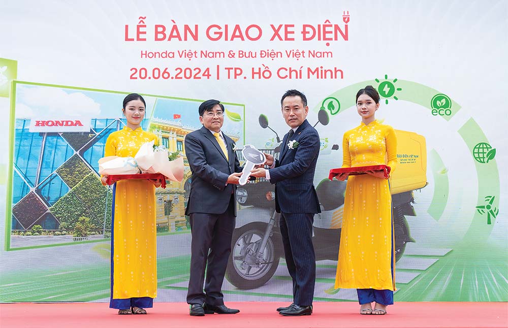 HVN và Vietnam Post bàn giao 130 xe điện giao hàng