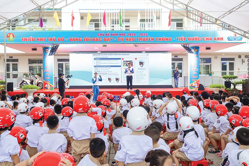 Các em học sinh Trường tiểu học Vạn Bảo hào hứng tham gia chương trình trao tặng mũ bảo hiểm của Honda Việt Nam