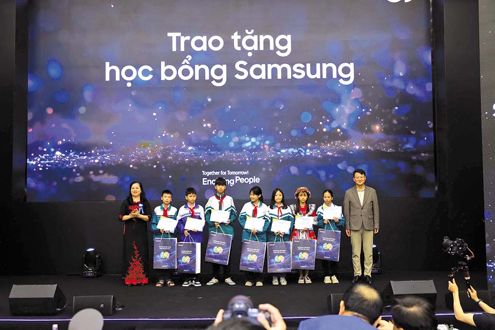 Đại diện Samsung trao học bổng cho các em học sinh có hoàn cảnh khó khăn vươn lên trong học tập tại CSR Day