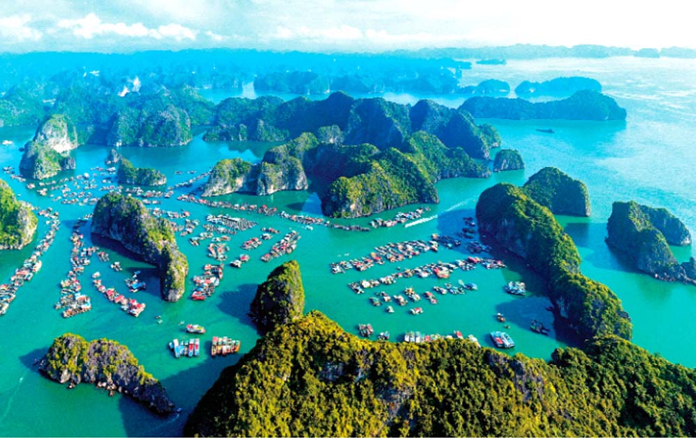 Làng chài cổ Cái Bèo là sản phẩm du lịch độc đáo, giới thiệu đến du khách cuộc sống trên biển của ngư dân vùng vịnh Hạ Long - Cát Bà (Ảnh: Phan Tuấn)