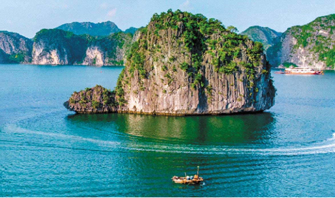 Một hòn đảo như hình chú rùa trên vịnh Hạ Long