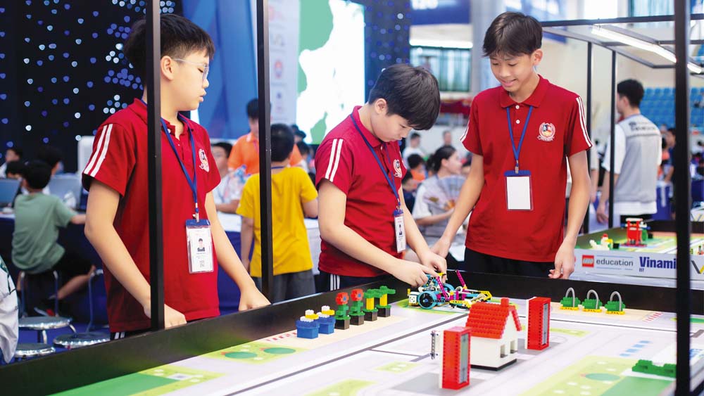 Học sinh Vietschool tham gia một cuộc thi sáng tạo Robotics