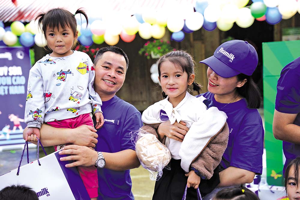 Những cái nắm tay, cái ôm và tình cảm chân thành làm cho món quà gửi đến các em nhỏ trở nên thật “ấm lòng” giữa ngày gió rét mùa đông 