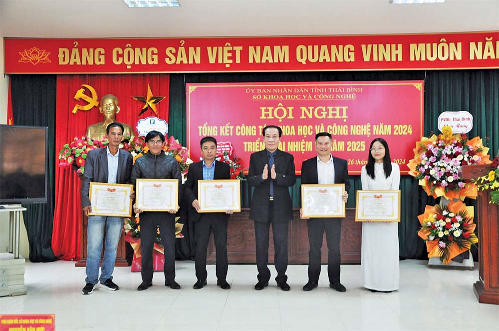 Giám đốc Sở KH&CN Thái Bình Trịnh Quang Hiệp trao Giấy khen cho các tập thể và cá nhân có thành tích xuất sắc trong công tác năm 2024