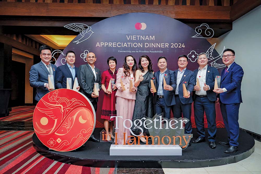 Đại diện VPBank và đại diện Mastercard tại Lễ trao giải