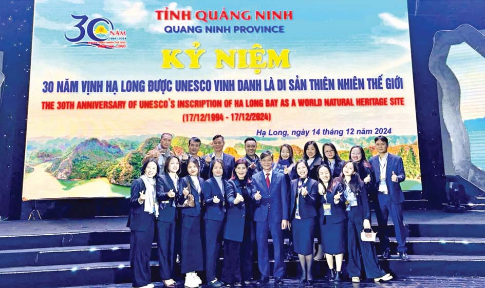 Tập thể Ban Quản lý vịnh Hạ Long - những con người luôn thể hiện trách nhiệm cao với công tác bảo tồn, khai thác, phát huy giá trị vịnh Hạ Long (Ảnh: Ban quản lý vịnh Hạ Long