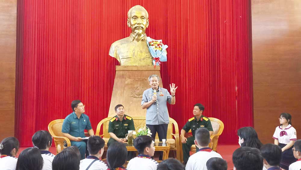 Anh hùng Lực lượng vũ trang nhân dân Từ Đễ kể lại trận đánh thần tốc vào sân bay Tân Sơn Nhất tại Bảo tàng Chiến dịch Hồ Chí Minh 