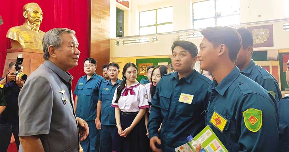 Phi công Từ Đễ giao lưu với thanh niên tại Bảo tàng Chiến dịch Hồ Chí Minh