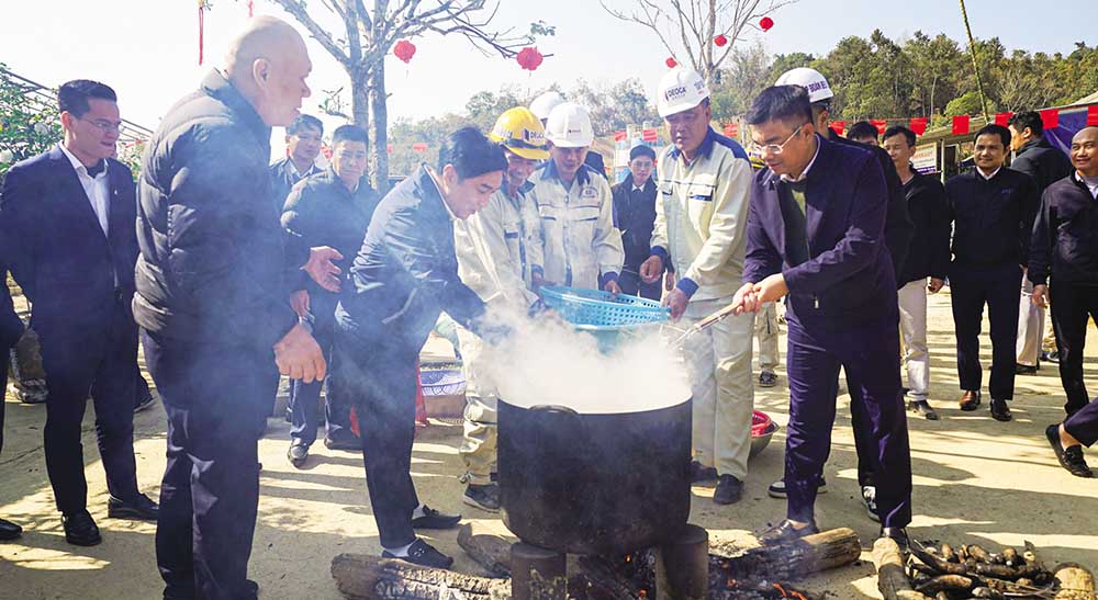 Ông Hồ Minh Hoàng, Chủ tịch Tập đoàn Đèo Cả nấu bánh chưng cùng người lao động mừng Xuân trên công trường cao tốc Hữu Nghị - Chi Lăng