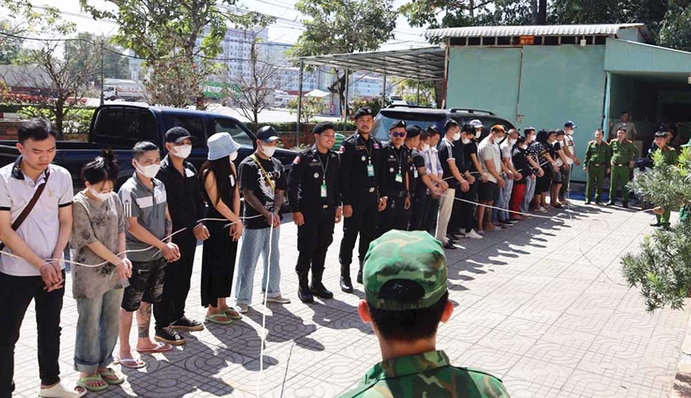 Các đối tượng thuộc một tổ chức lừa đảo trực tuyến ẩn náu ở Campuchia bị Công an Hà Tĩnh phối hợp với các lực lượng liên quan bắt giữ