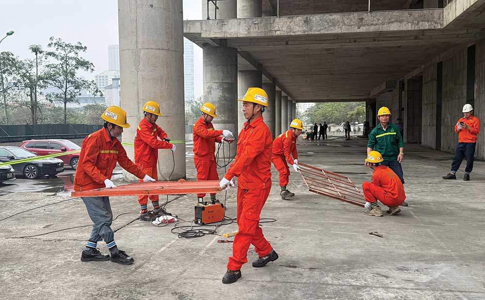 nhà thầu đang dọn dẹp mặt bằng để tái khởi động Dự án Trung tâm điều hành và giao dịch Vicem