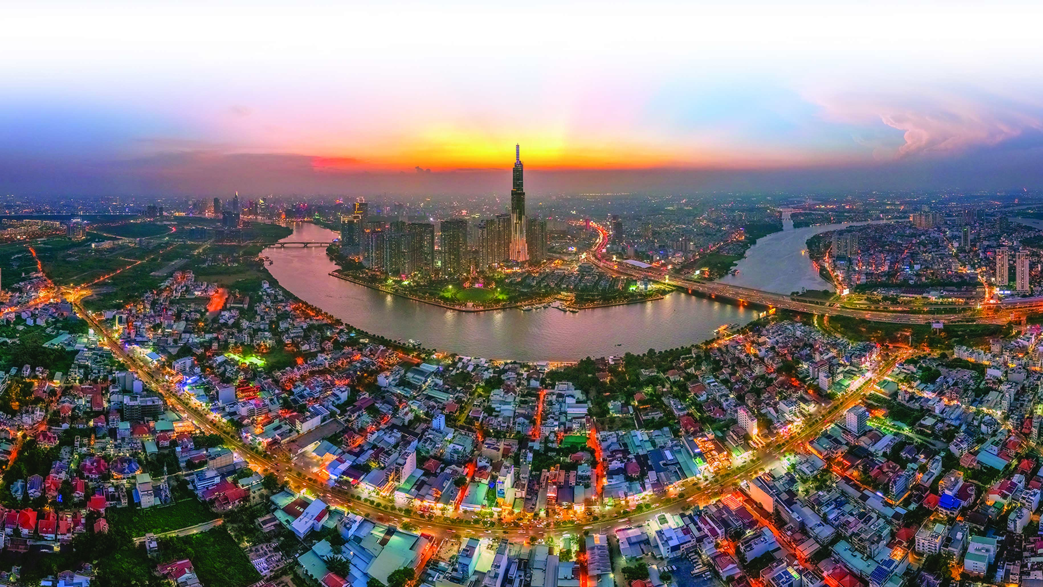 Khu đô thị Vinhomes (quận Bình Thạnh) soi bóng bên dòng sông Sài Gòn (Ảnh: Lê Toàn)
