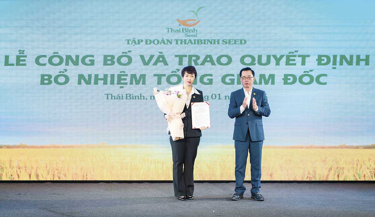 Anh hùng Lao động Trần Mạnh Báo, Chủ tịch HĐQT ThaiBinh Seed trao Quyết định bổ nhiệm Tổng giám đốc cho bà Trần Thị Trà