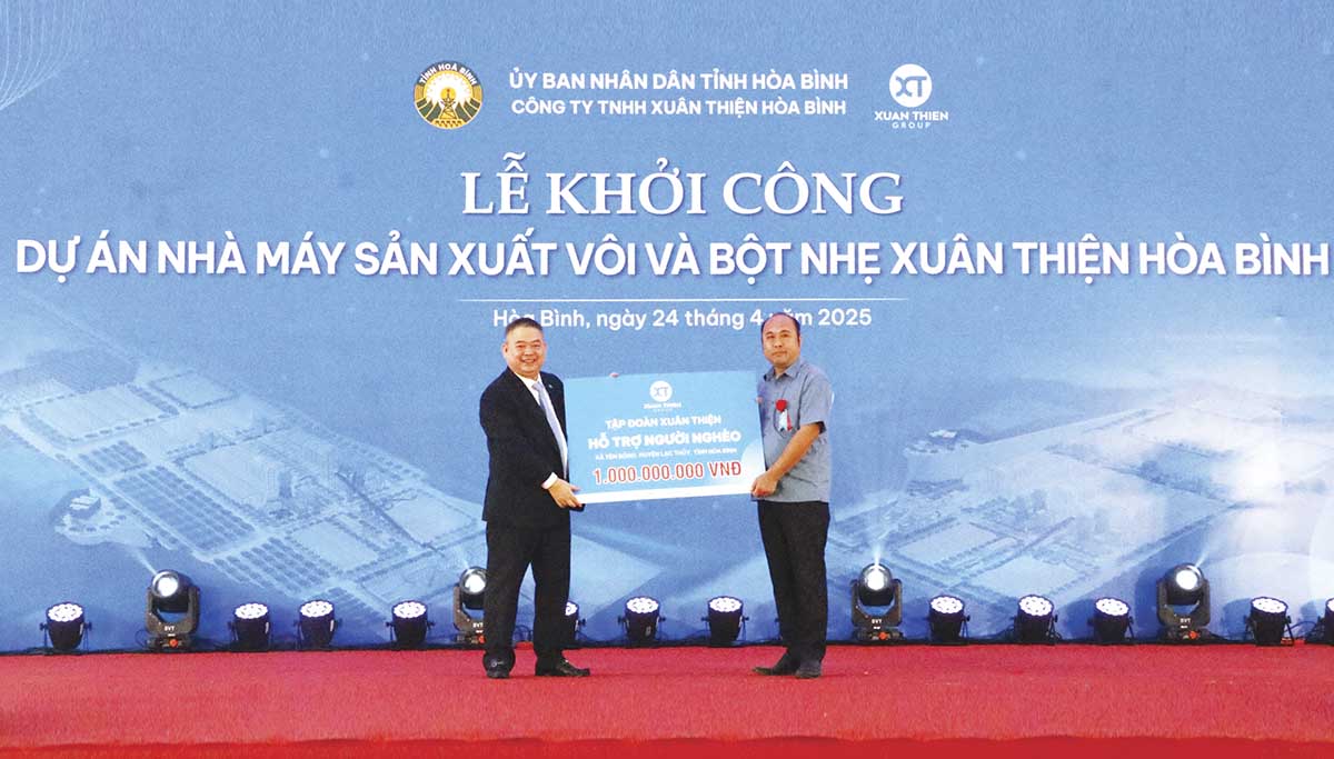 Ông Nguyễn Văn Thiện, Chủ tịch Tập đoàn Xuân Thiện (bên trái) trao tặng 1 tỷ đồng hỗ trợ người nghèo, người có hoàn cảnh khó khăn trên địa bàn xã Yên Bồng, huyện Lạc Thủy (tỉnh Hòa Bình)