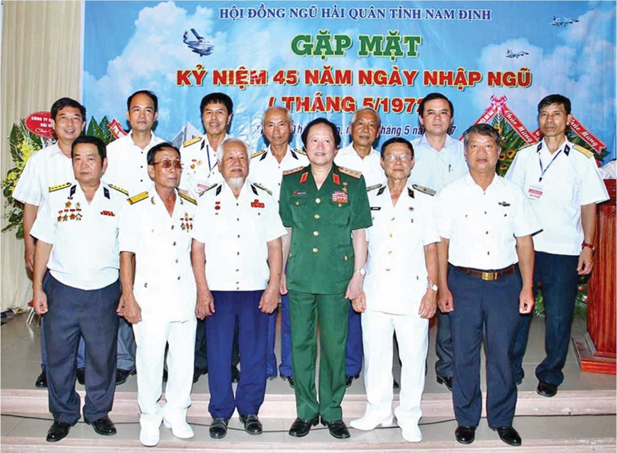 Cựu chiến binh, Đại tá Nguyễn Xuân Bột ( thứ ba trừ trái sang) chụp ảnh cùng các tướng lĩnh, sỹ quan cựu chiến binh Hải quân tỉnh Nam Định trong Lễ kỷ niệm 45 năm ngày nhập ngũ