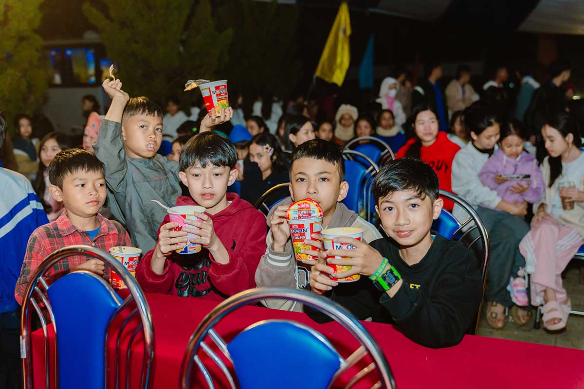 Các khán giả “nhí” thưởng thức những sản phẩm mì ly nóng hổi, thơm ngon từ nhà tài trợ Acecook Việt Nam