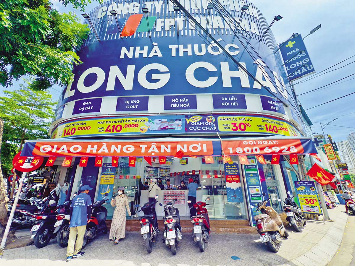 Bức tranh rực rỡ sắc đỏ tại nhà thuốc Long Châu