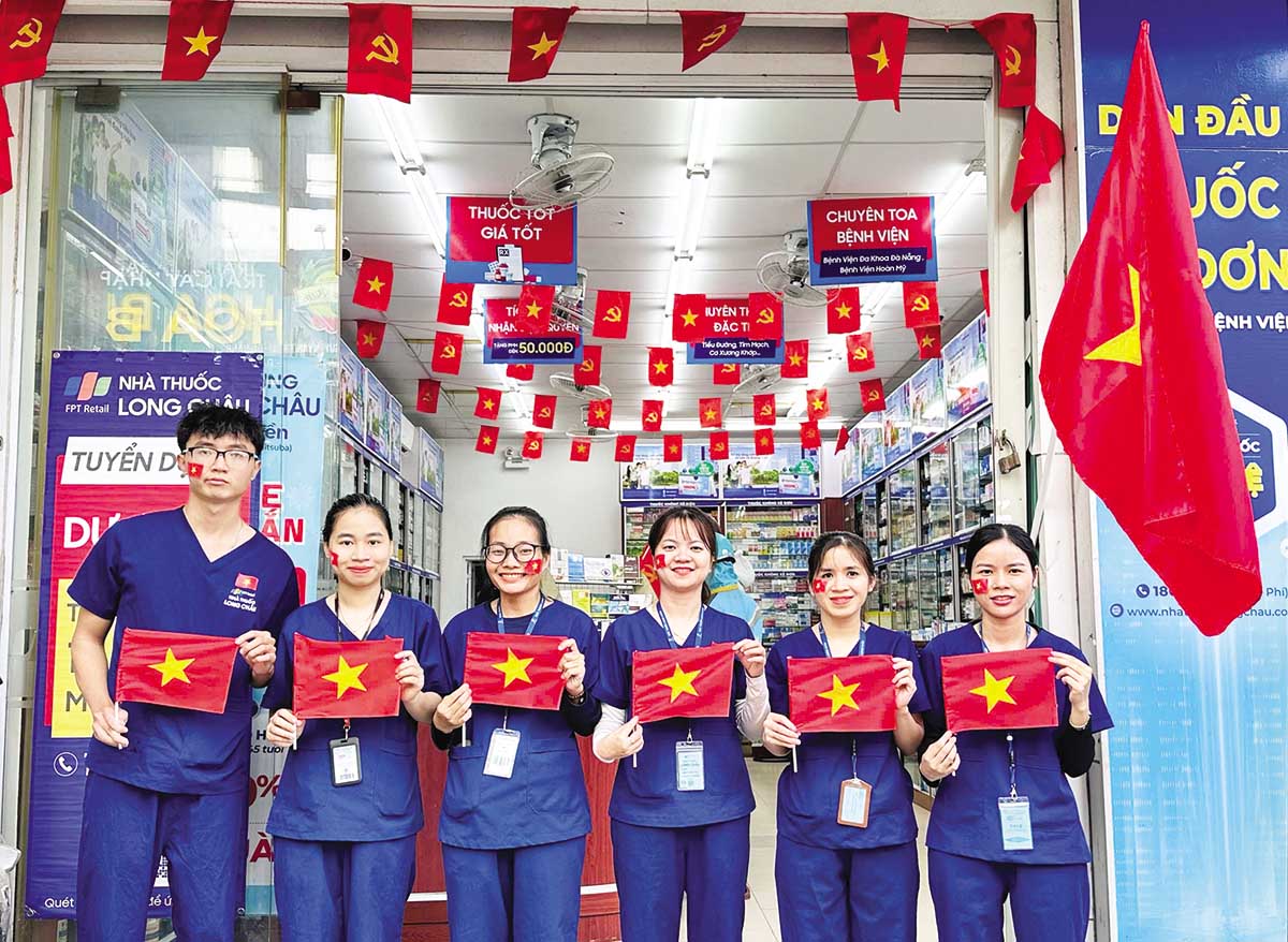 Các dược sỹ, nhân viên đã tự tay trang trí cờ, hoa và chuẩn bị không gian chào mừng lễ lớn