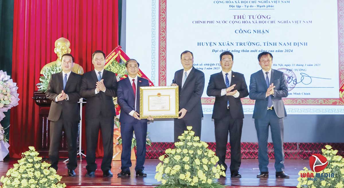 Thừa ủy quyền của Thủ tướng Chính phủ, lãnh đạo tỉnh Nam Định trao Bằng công nhận huyện đạt chuẩn nông thôn mới nâng cao năm 2024 cho Đảng bộ, chính quyền và nhân dân huyện Xuân Trường